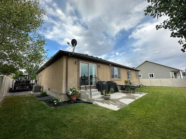 Building Photo - 1354 Ridgeway Rd