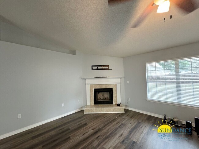 Building Photo - Stunning 4Bedroom Home in Alicia's Place of Crestview!