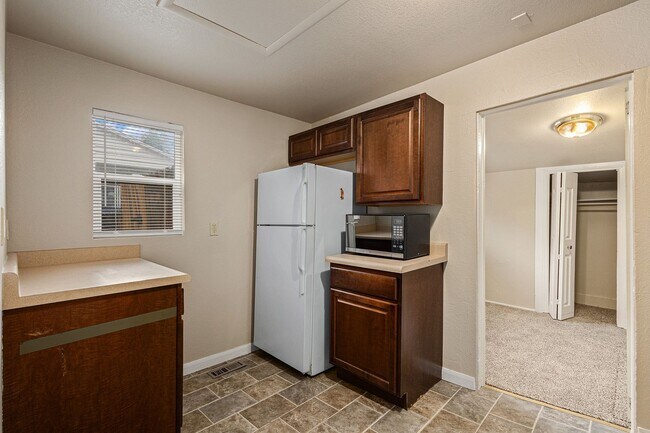 Building Photo - Single Family home, 2 Beds 1 Bath close to...
