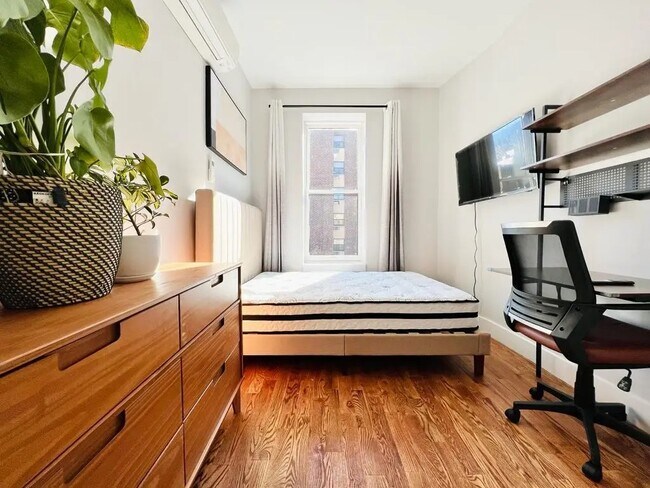 Building Photo - Furnished room/NOT APARTMENT