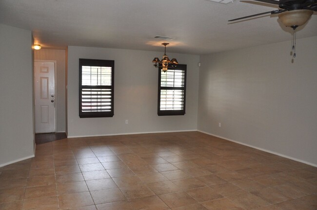 Building Photo - 3 Bedroom 2.5 Bath With Bonus Room in Laur...