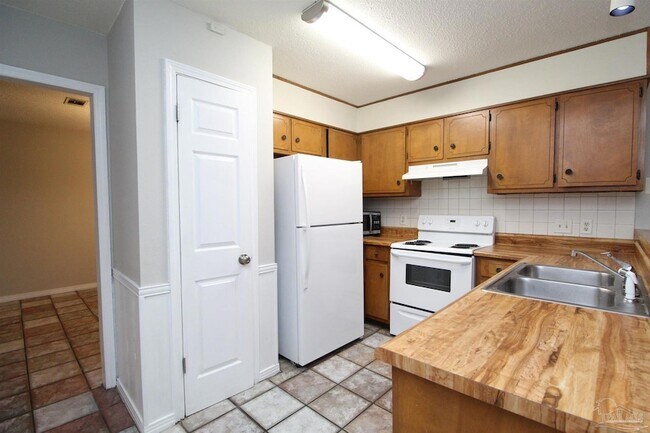 Building Photo - 5250 Powrie Dr