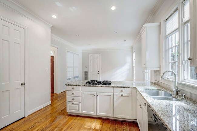 Building Photo - 2709 Wroxton Rd