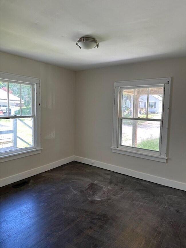 Building Photo - Live in the cutest house on the block!