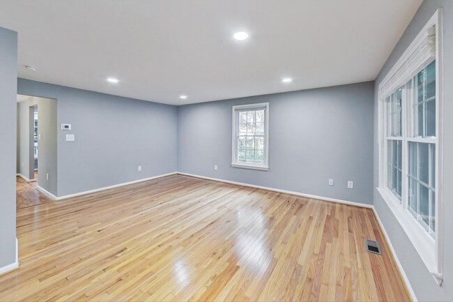 Building Photo - Beautifully maintained end unit Townhouse located in Stonebridge subdivision!