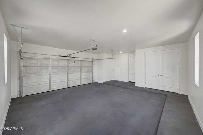 Building Photo - 921 E Desert Ln
