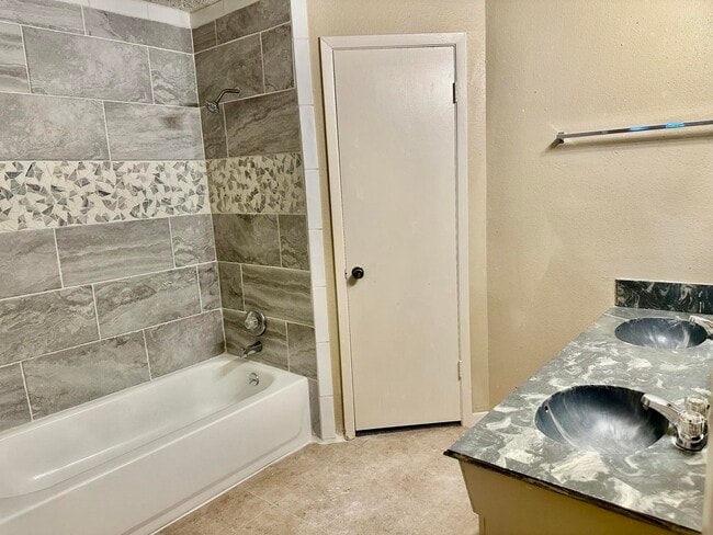 Building Photo - 15802 Kenbrook Dr