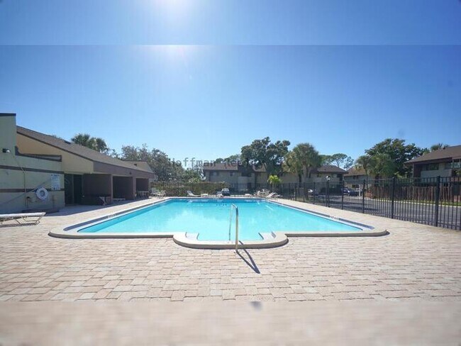 Building Photo - Charming 2-Bedroom Condo in St. Petersburg