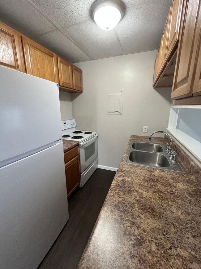 Building Photo - Utilities included!