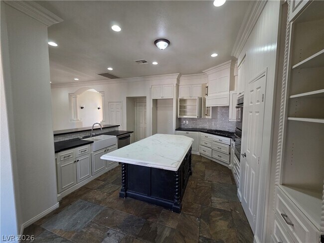 Building Photo - 9338 Wilderness Glen Ave