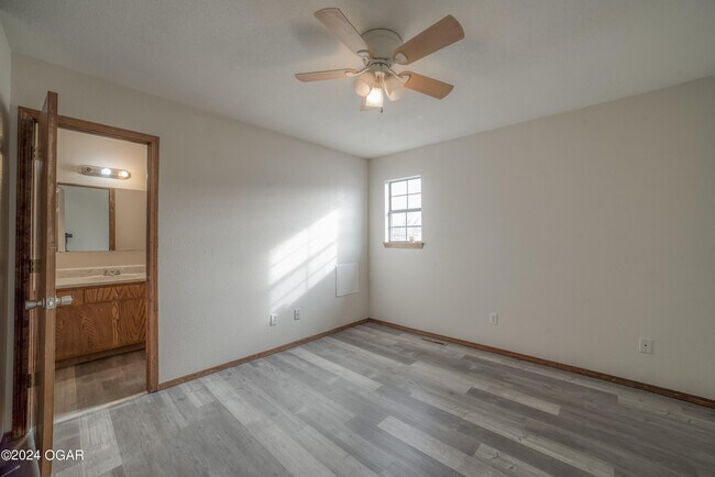 Building Photo - 913 St Louis Ave