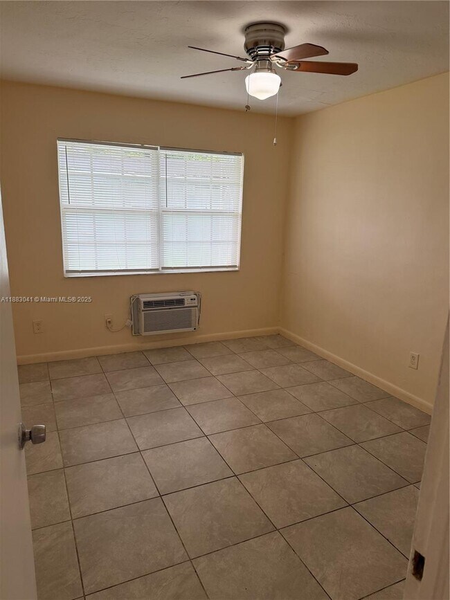 Building Photo - 16020 NE 19th Ct