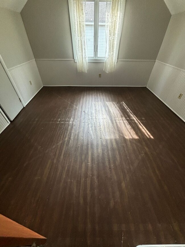 Building Photo - Spacious Home in Gaylord