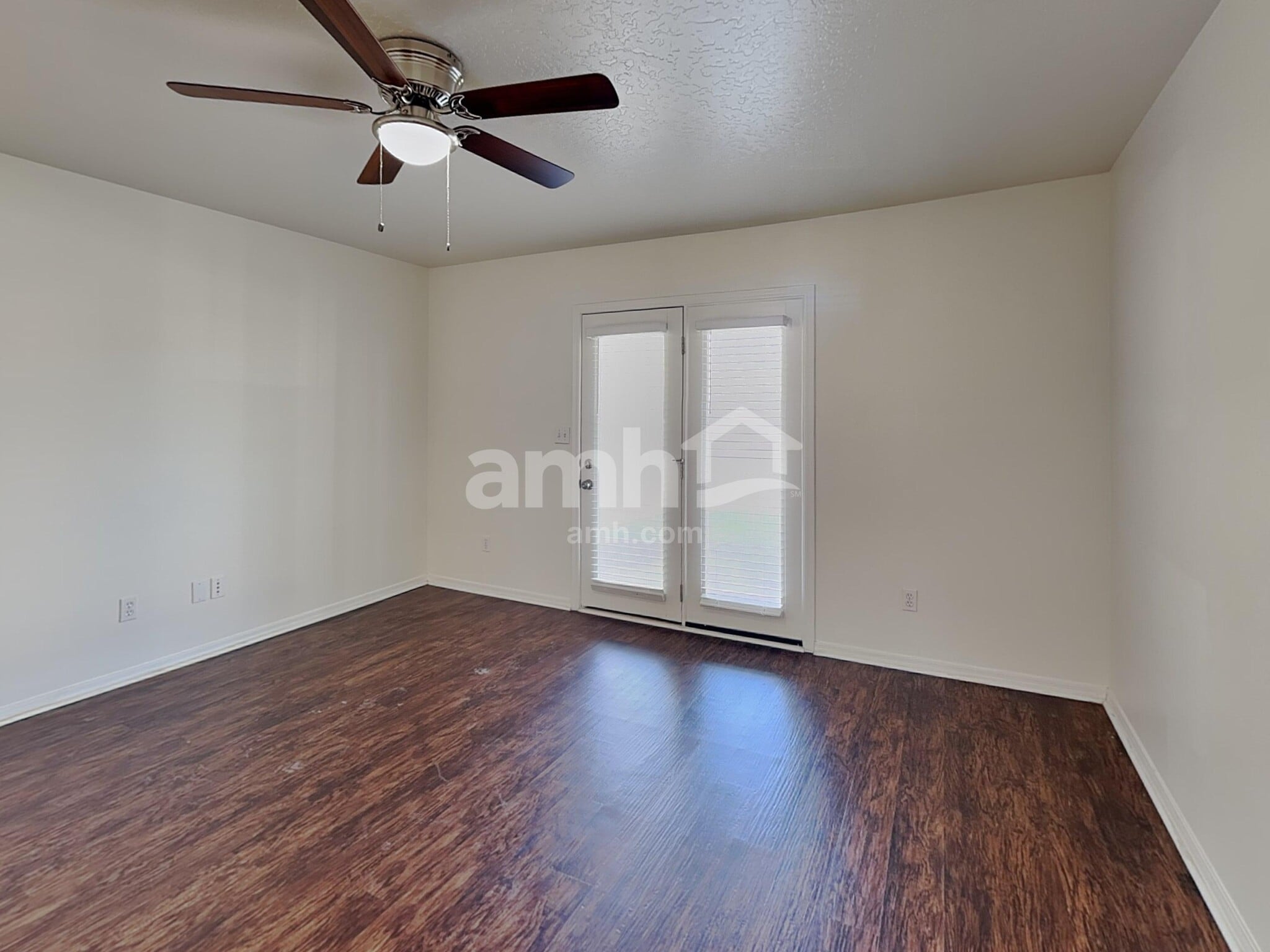 Building Photo - 410 S Saddlerock Ave