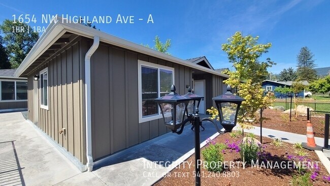 Building Photo - 1654 NW Highland Ave