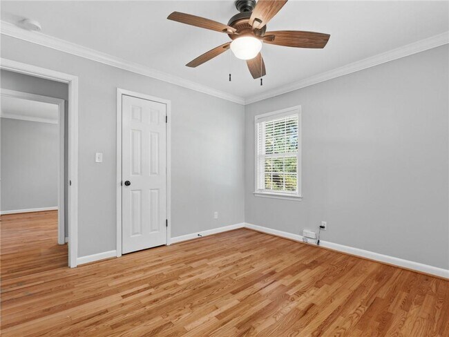 Building Photo - 1111 N Valley Dr