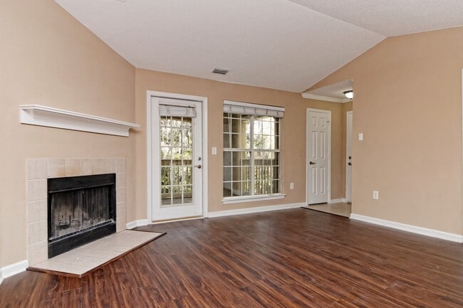 Building Photo - Amazing two bedroom 2nd Floor, Summer House Available June 19!