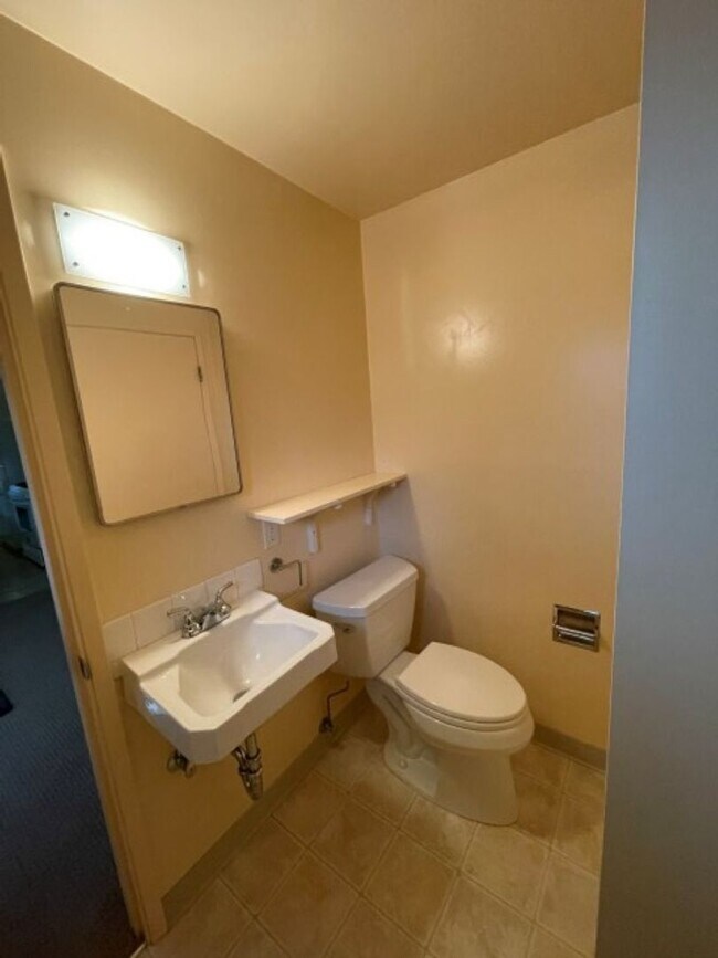 Building Photo - 3Bd/1.75Ba Shoreline House