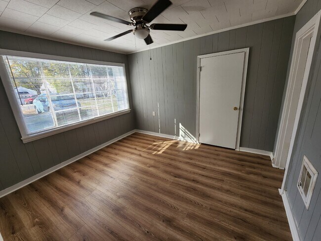Building Photo - 349B HICKORY HEIGHTS - 2BD-1BA Near APSU and Downtown!!!