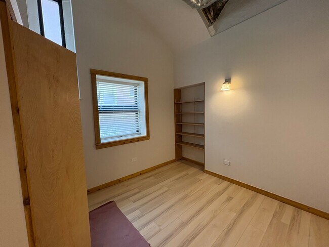 Building Photo - 4601 S Ellis Ave