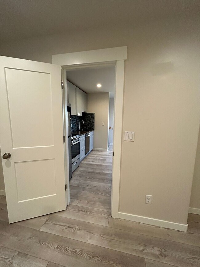 Building Photo - 1079 NW Quincy Ave