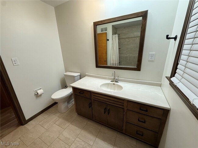 Building Photo - 230 E 21st St