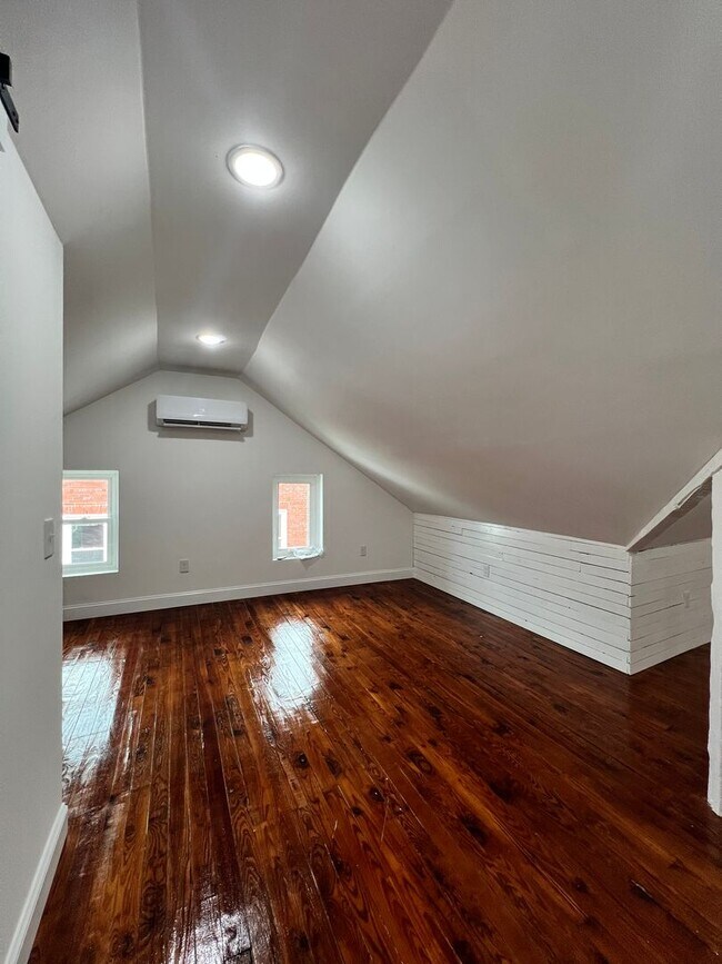 Building Photo - 25 N Poplar St
