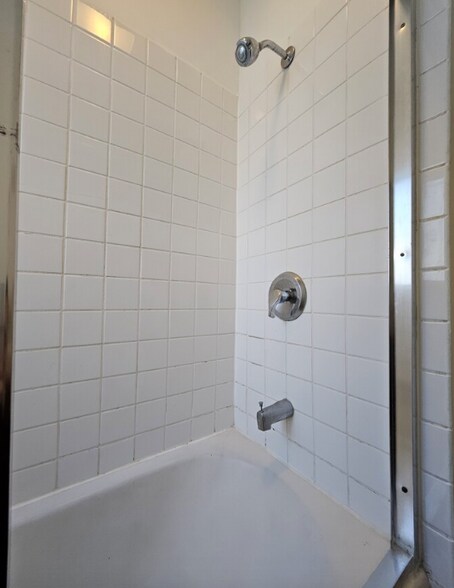 Building Photo - 2623 Hillcrest Dr
