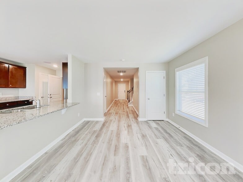 Building Photo - 422 Providence Plantation Cir