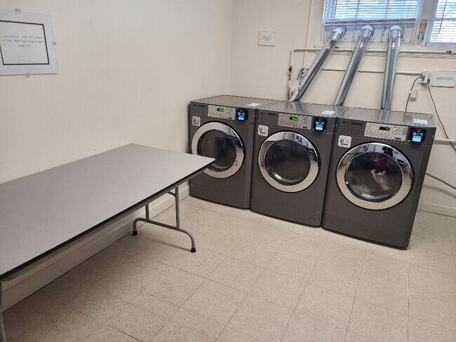 Building Photo - 1BR 1Bth unit. Heat/Hot Water included. Great location!