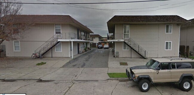 Building Photo - Refurbished 2bd Apartment in 4-Plex Building