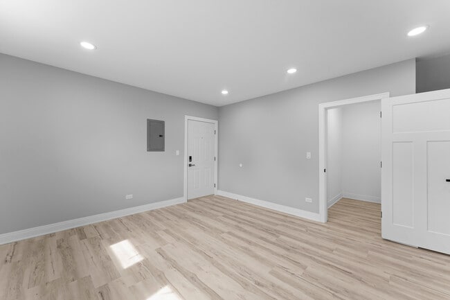 Building Photo - 7428 N Rogers Ave