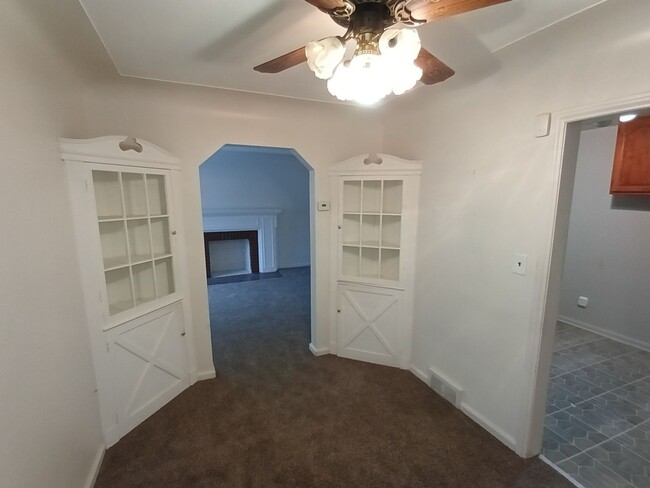 Building Photo - 3 bedroom 1 bathroom on the Westside NOW A...