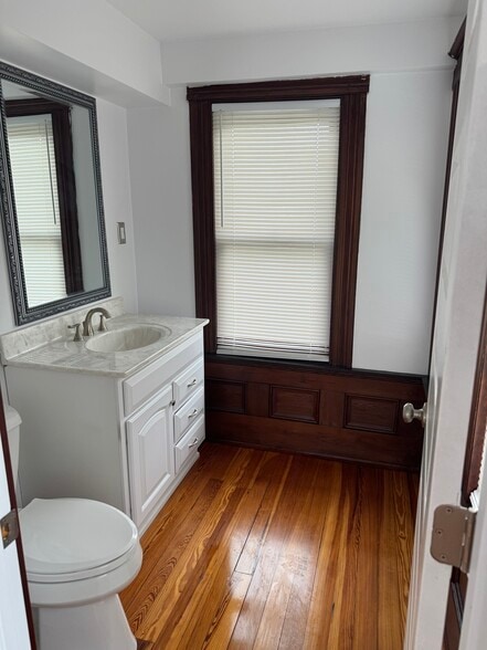 2nd floor master 1/2 bathroom - 925 Francis Scott Key Hwy