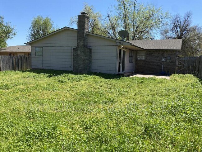 Building Photo - 429 E Hillcrest Ln