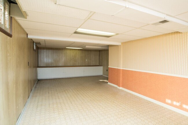 Building Photo - 3 bed 2 bath home in Valparaiso
