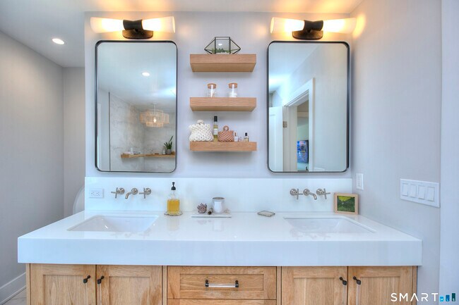 Building Photo - 26 Island Way