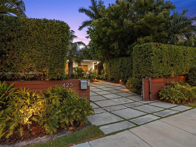 Building Photo - 425 E Dilido Dr