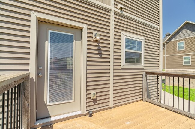 Building Photo - Updated 3-bedroom 2.5 bath Townhome in Fay...
