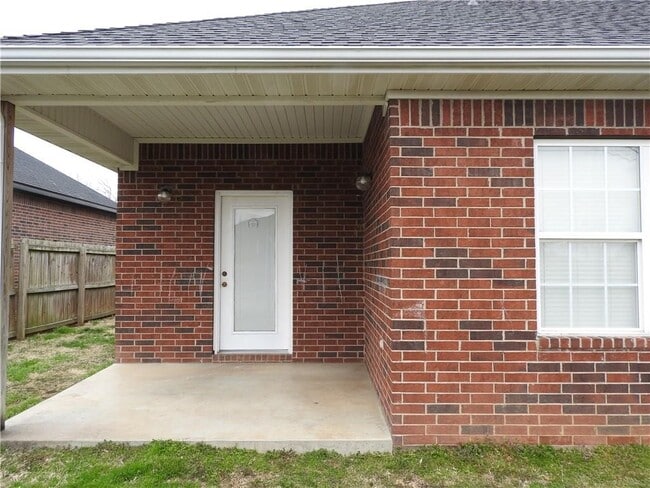 Building Photo - 2204 W Sunset Dr