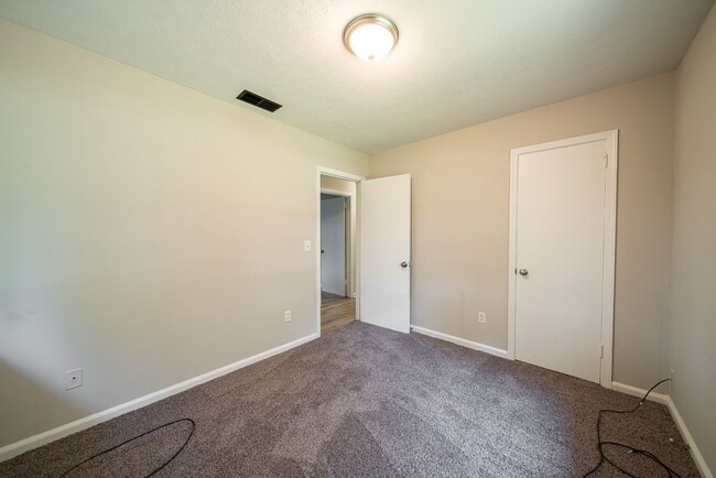 Building Photo - Move in Ready!  Spacious 3 Bedroom 2 Bath! Section 8!