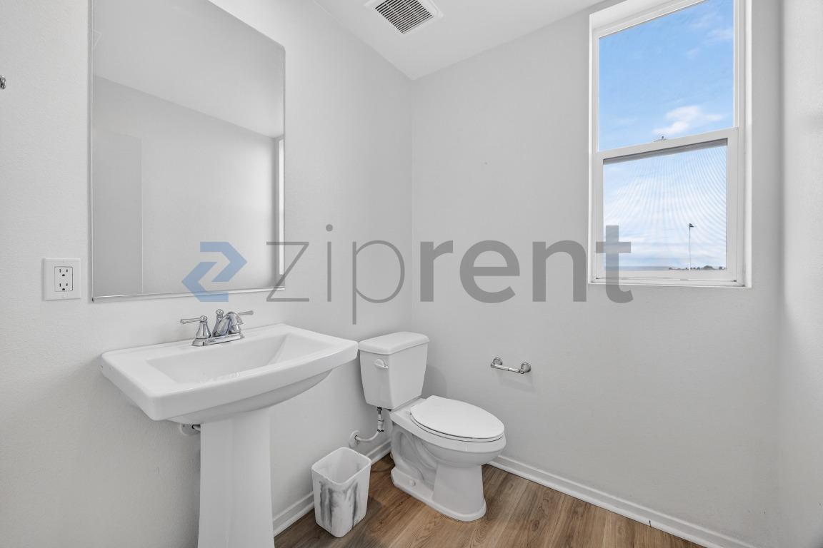 Building Photo - 5252 Beachfront Cove