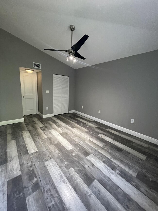 Building Photo - 2820 N Oakland Forest Dr