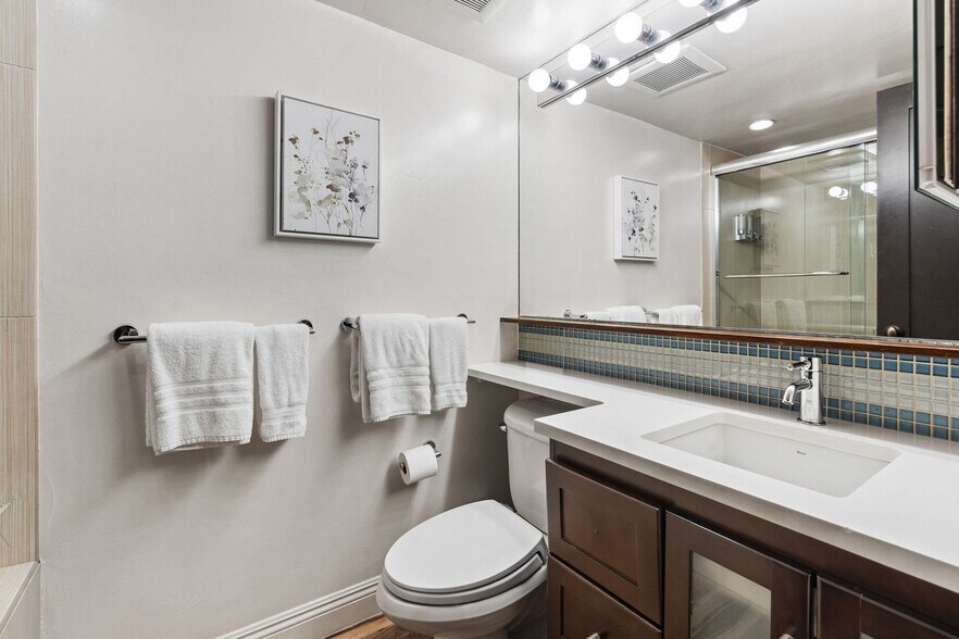 Building Photo - 1039 E Cooper Ave