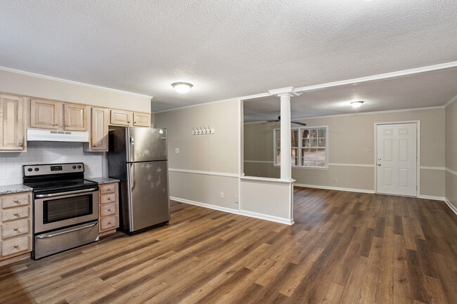 Building Photo - 207 S Hillcrest Dr