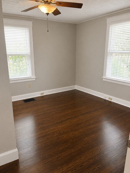 Building Photo - 206 Oak St