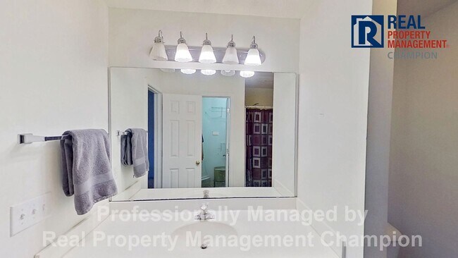 Building Photo - Upper Level Condo in Holton Place w/Community Pool