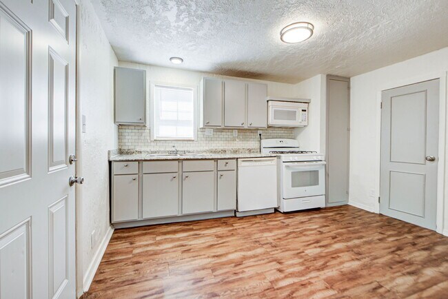 Building Photo - 204 S Stewart Ave