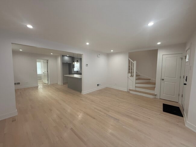 Building Photo - 9304 S Justine St