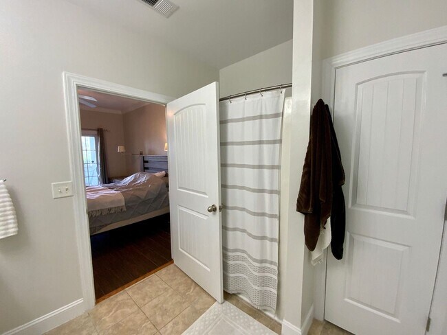 Building Photo - Furnished 3 bedroom 3 bath Condo - Flexibl...